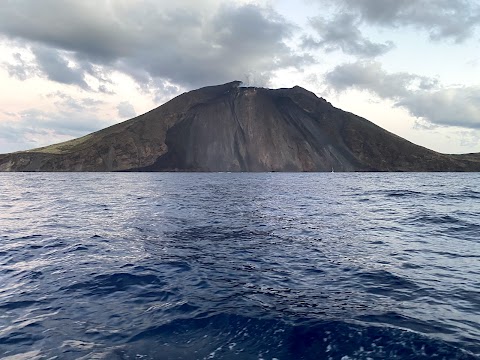 Arianna Escursioni|tour isole Eolie|Eolie vacanza|scalata al cratere di Stromboli|Trasferimenti in barca Isole Eolie