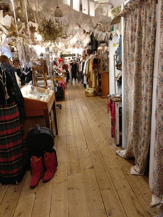 Snoopers Attic.. vintage and makers collective