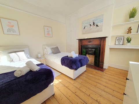 Donnington Gardens 3 Bedroom House, Serviced Accommodation in Reading, Berkshire - By JDF Property