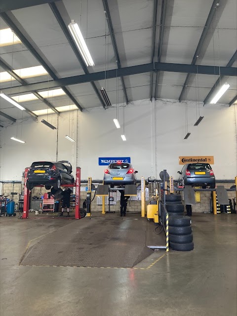 HiQ Tyres & Autocare Whiteley (Tyreshops)