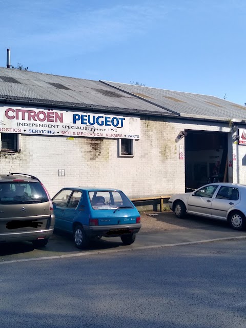 Lloyds Citroën - Peugeot Specialists