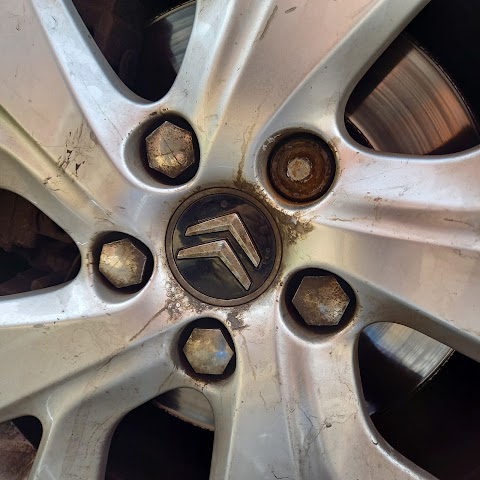 Nutsandwheels (experts in wheel nut removal)