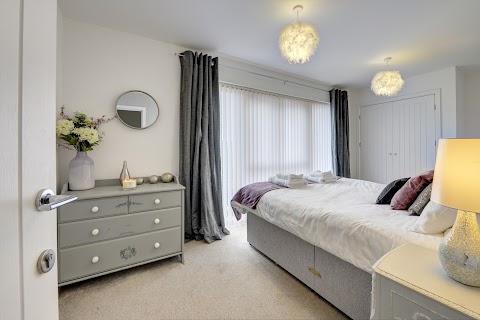 Inspire Homes - BOOK DIRECT for our Best Prices - 4 bedroom serviced house with hot tub, Marstons Croft, Southam