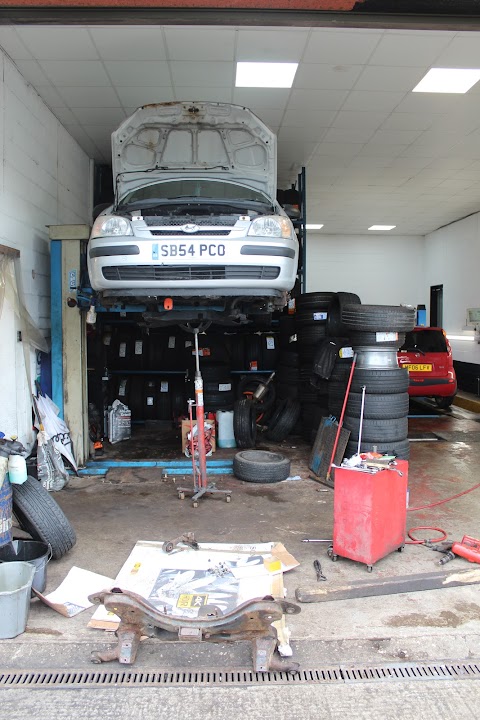 Radcliffe Tyre Centre (Garage, Service & M.O.T)