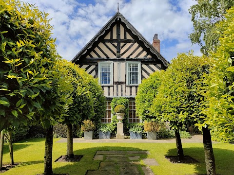 Wollerton Old Hall Garden