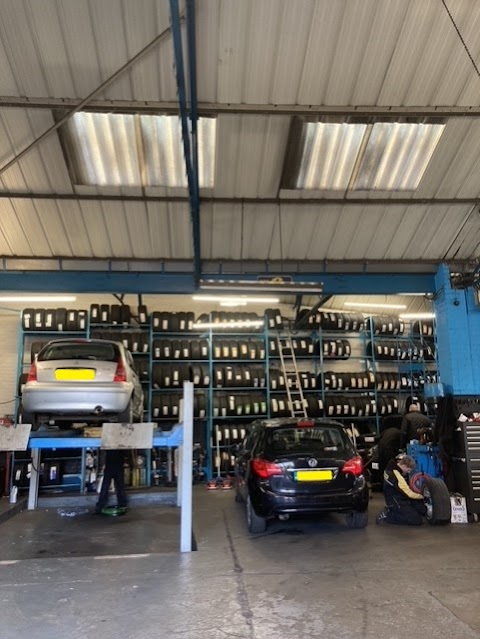 HiQ Tyres & Autocare Rushden