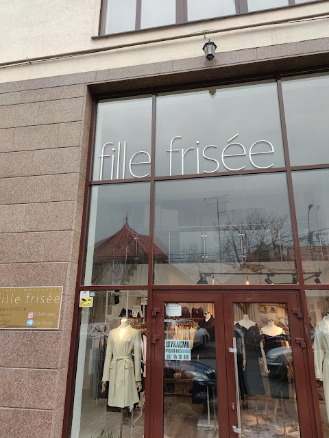 fille frisée