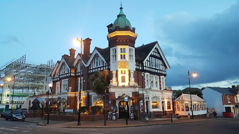 Grand Victorian Hotel And Pub