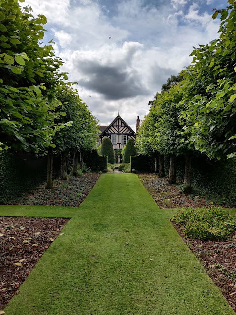 Wollerton Old Hall Garden