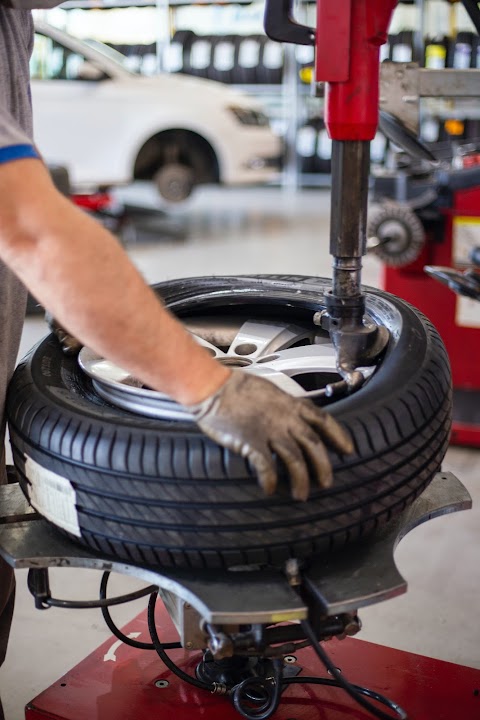 Lou's Car Wash and Tyres