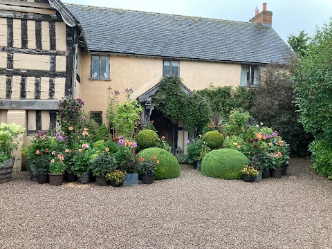 Wollerton Old Hall Garden