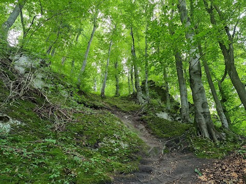 Скеля з трьома печерами