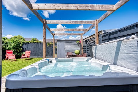 Inspire Homes - BOOK DIRECT for our Best Prices - 4 bedroom serviced house with hot tub, Marstons Croft, Southam