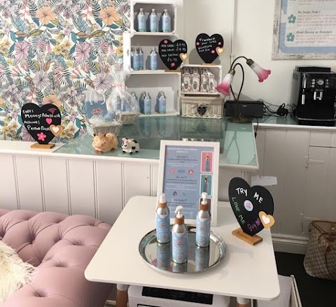 Mooeys Nails & Waxing - Petersfield