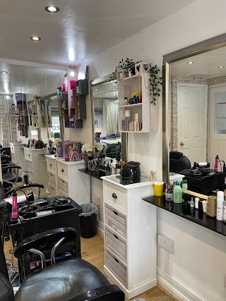 Queen's salon