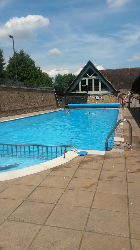 The Eversholt Swimming Pool