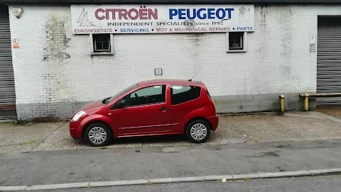 Lloyds Citroën - Peugeot Specialists