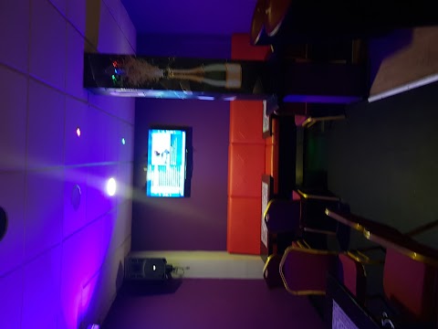 E M Lounge and Night Club