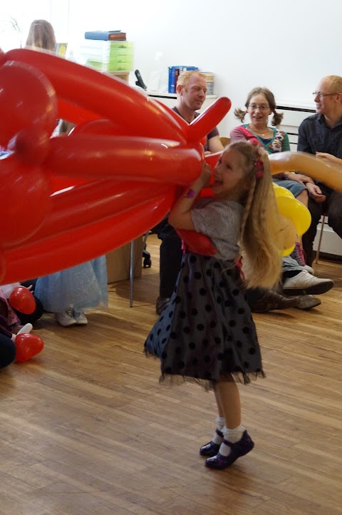 Benny Balloon - Children's Party Entertainer - Magic, Balloons & Kids Discos