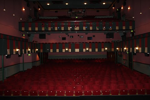 Lyric Theatre - Theatrau Sir Gâr