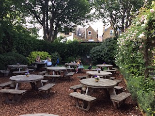 Queens Head Pub & Kitchen, Gastropub, BBQ, Smokehouse, Garden