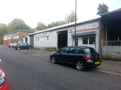 Lloyds Citroën - Peugeot Specialists