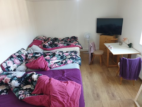 BIG ROOM rusholme WITH TV AND PRIVATE BATHROOM-parking&wifi