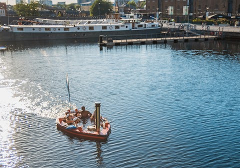 Skuna Hot Tub & BBQ Boats (HotTug UK)