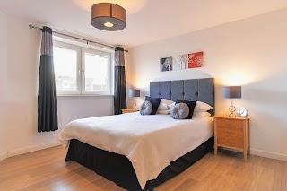 /CauraDee\Spacious-3BedRoom-ModernFlat-PrivParking