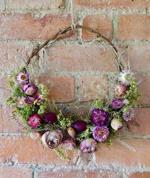 Rose-tinted dried flowers