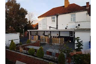 Oyo Swan Inn, Heathrow Airport