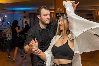 Infinity Salsa School - Salsa classes for beginners. Salsa Line Style, Bachata for beginners. Book now.