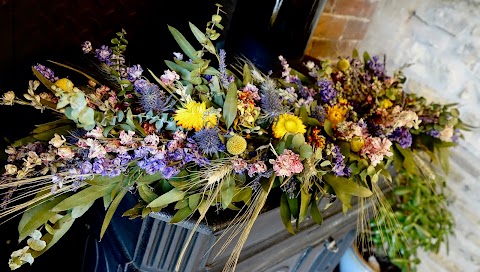 Rose-tinted dried flowers