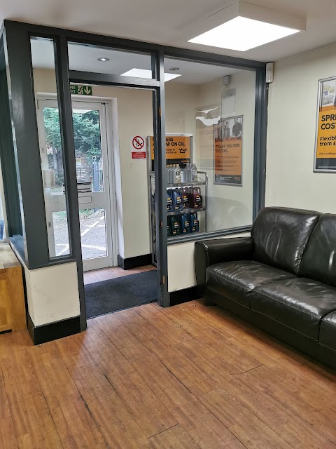 Halfords Autocentre Sandhurst