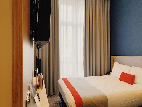 Holiday Inn Express London - Victoria, an IHG Hotel