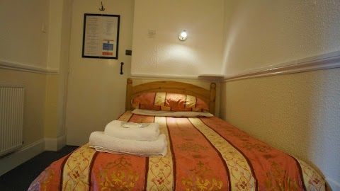 Hampton Court Guesthouse - book direct for best rates price match guarantee.