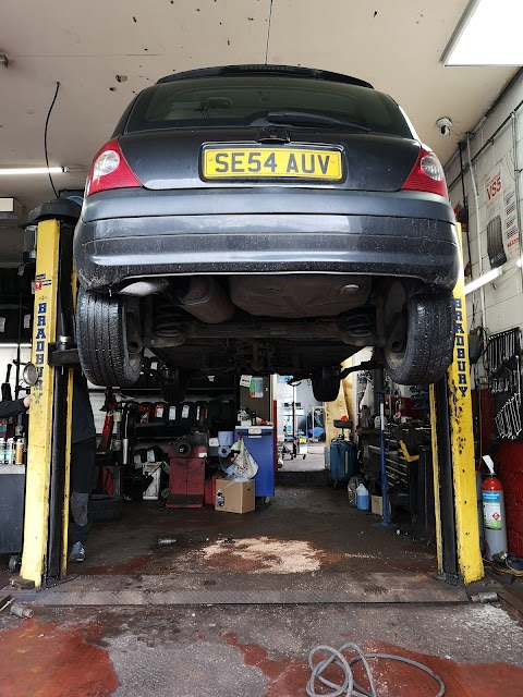 Radcliffe Tyre Centre (Garage, Service & M.O.T)