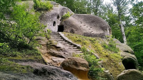 Скельний Монастир в Розгірче