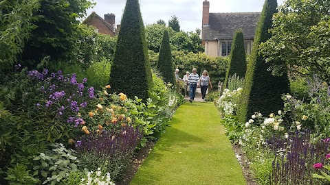 Wollerton Old Hall Garden