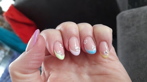 Bloomie Nails