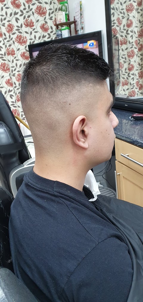 Professional clip & trim mobile barber