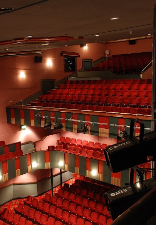 Lyric Theatre - Theatrau Sir Gâr