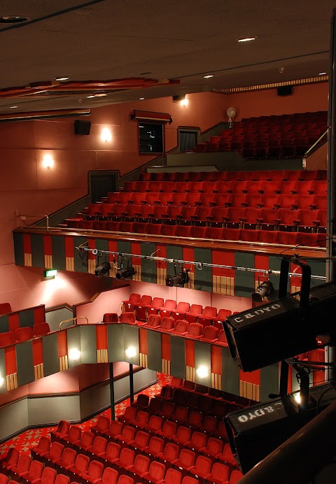 Lyric Theatre - Theatrau Sir Gâr