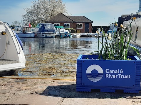 Chesterfield Canal Boat Co