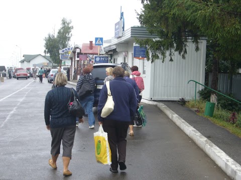 Магазин відразу після кордону