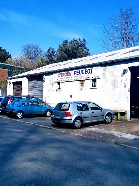 Lloyds Citroën - Peugeot Specialists