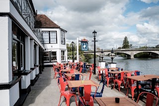 The Swan Hotel, Staines