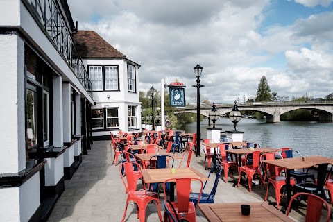 The Swan Hotel, Staines