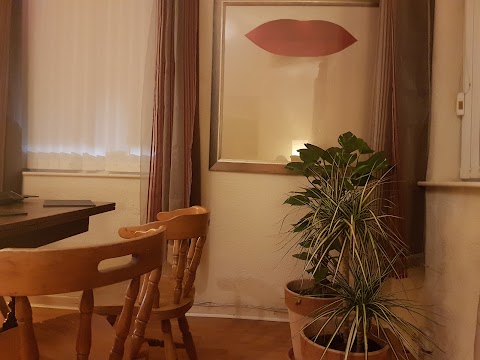 1 Double bedroom to rent - share apartment/accomodation