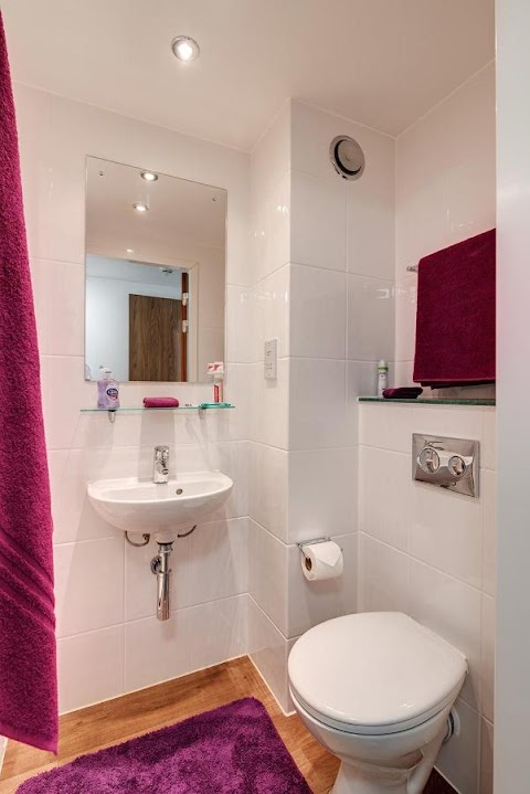 Zeni Ensuite, in Plymouth